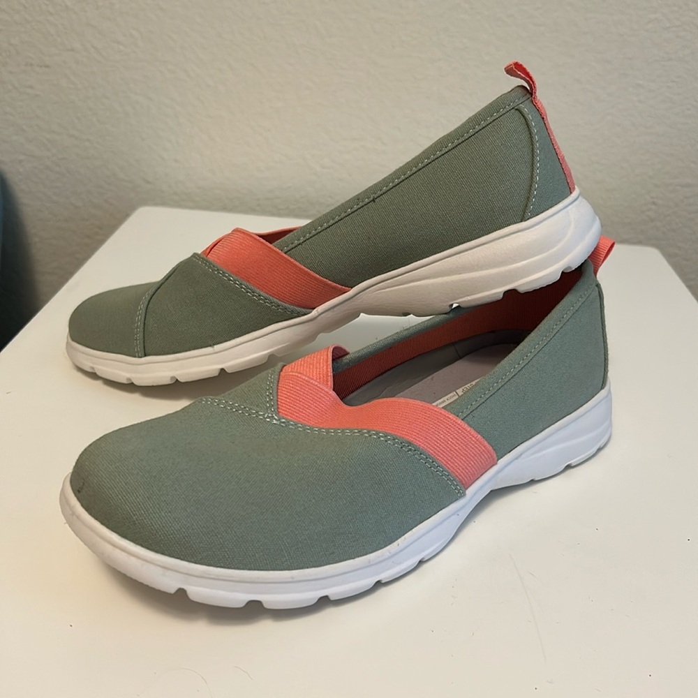 NEVER BEEN WORN Lightweight Land’s End Slip-on Flats